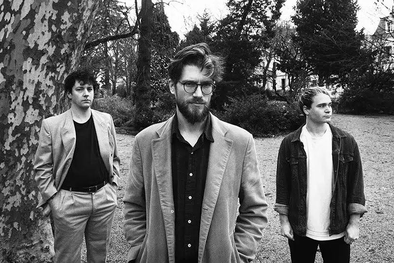 LESS : Premier album LESS, trio noise-rock // post-punk : Premier album "‘‘Crawl in the Blur’’