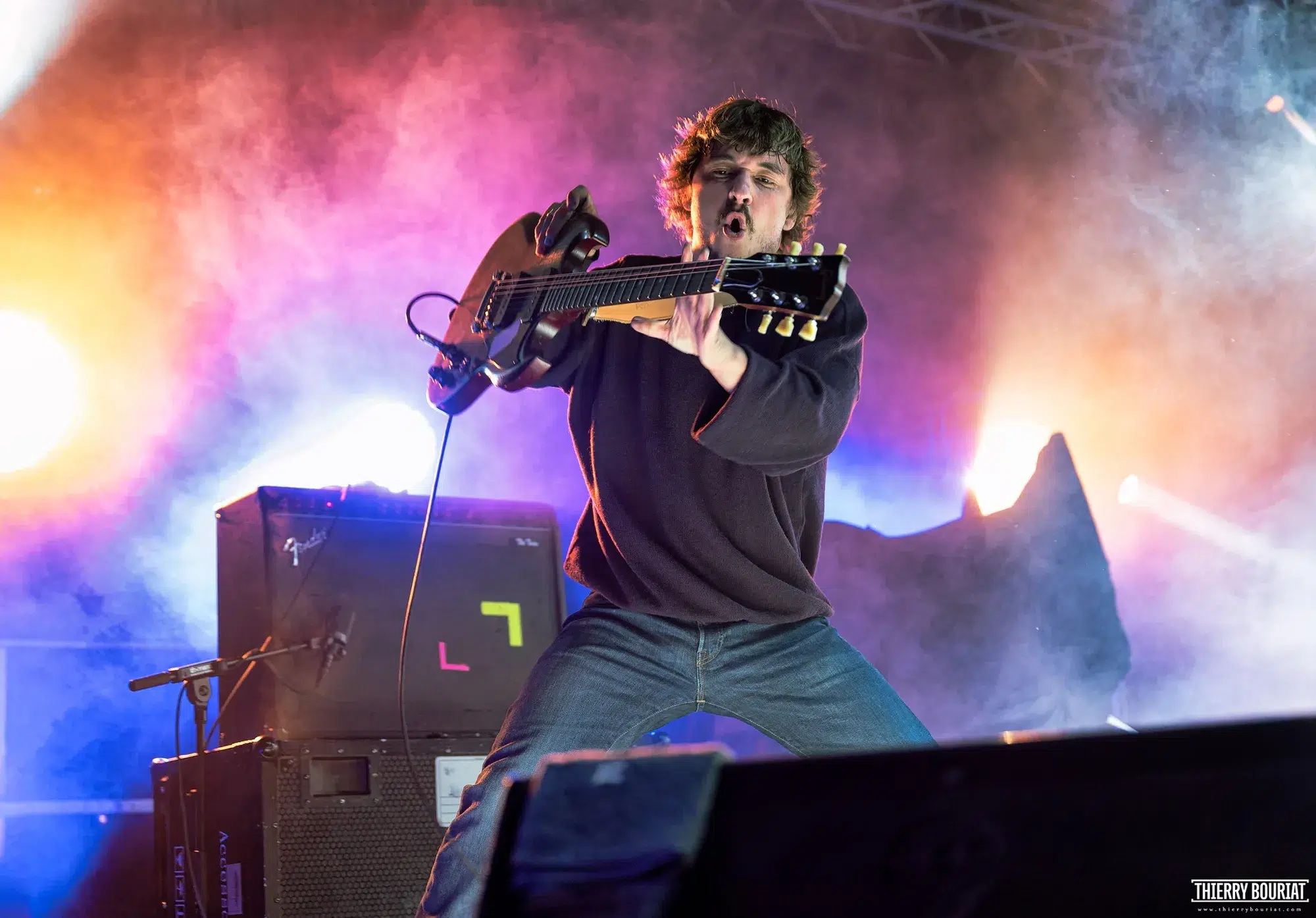 Natty guitariste de Bilbao Kung-Fu propulsant son énergie sur scène avec sa SG