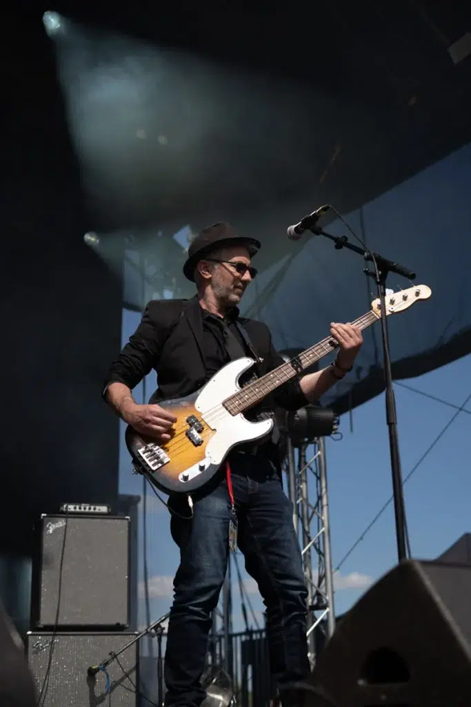 Le groove en noir : basse tendue et look affûté sous le ciel d’Arsenal Rock