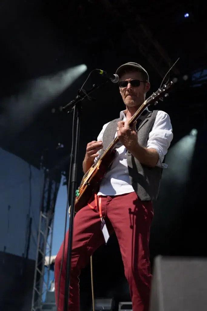 Un riff vintage pour un look old school assumé – Arsenal Rock en pleine vibe