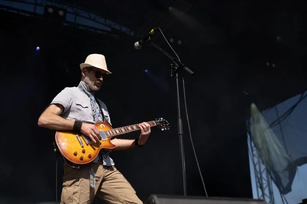 Guitare Les Paul, panama et attitude cool : le rock a du style à Arsenal