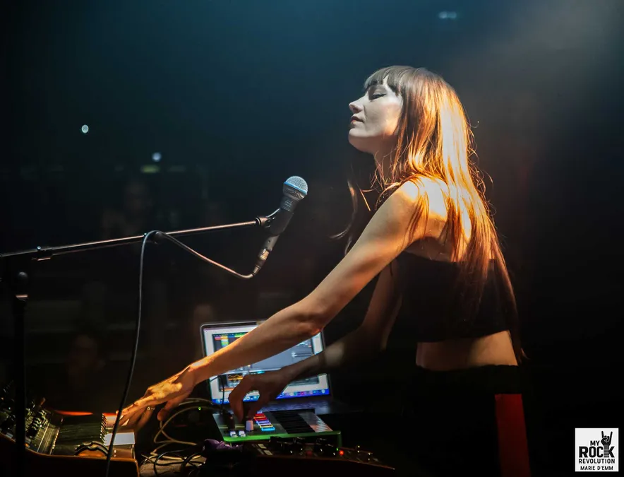 Grive – performance live aux claviers, lumière tamisée