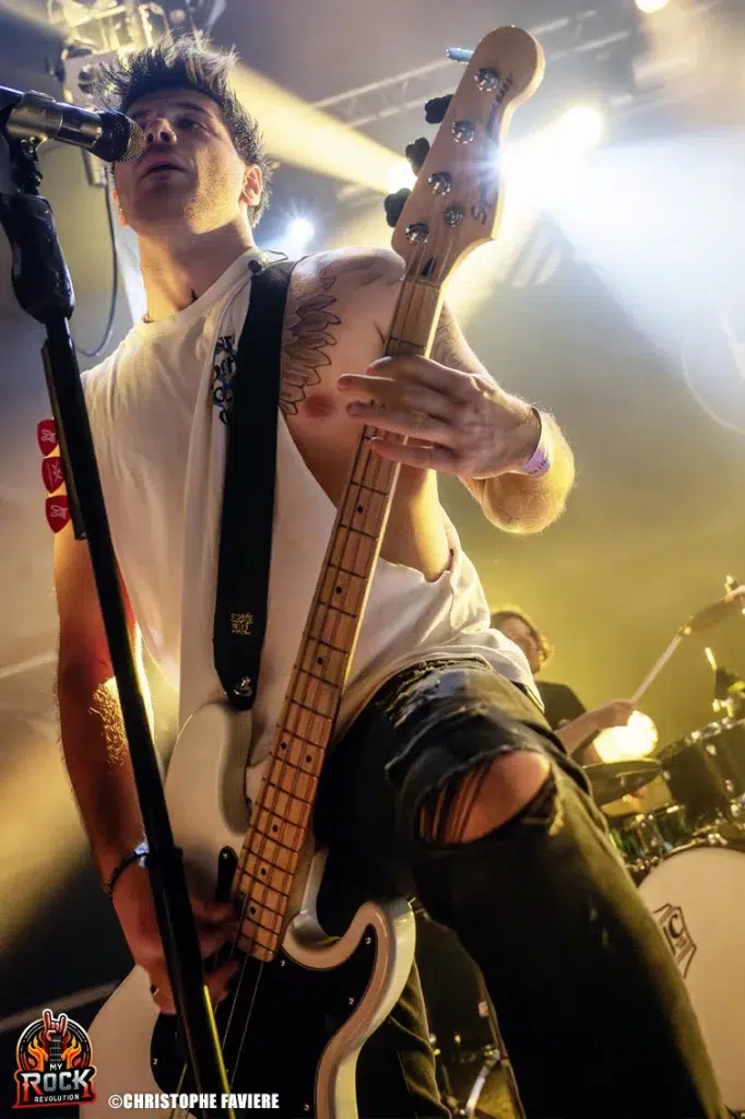 Le bassiste de Lost Zone en growl sur la scène du Petit Bain