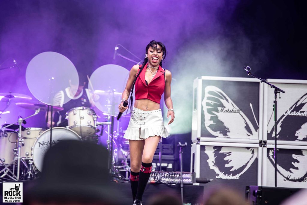 Amy (chant + guitare) Jour 1 _ AU JARDIN DU MICHEL - NOVA TWINS _
