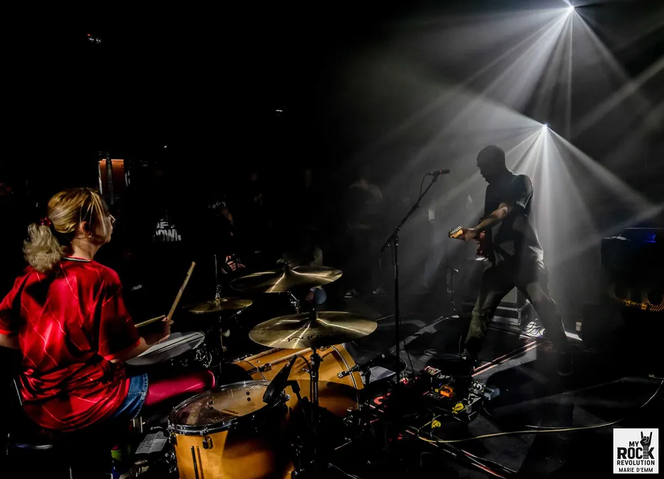 Public et groupe Pamplemousse sous éclairages de concert