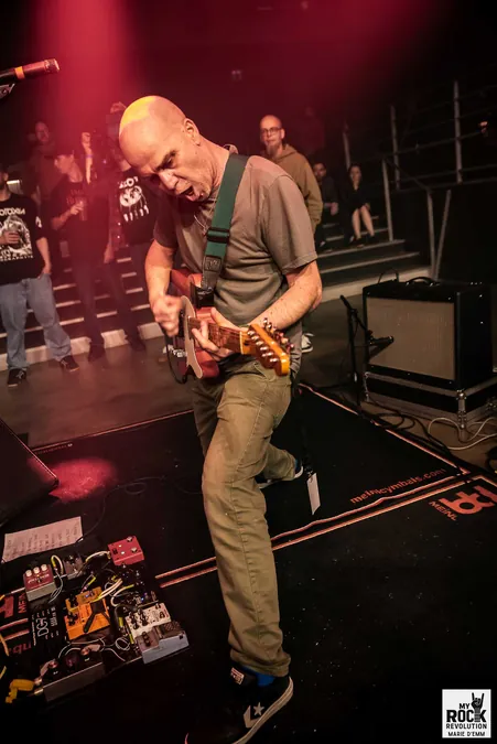 Guitariste de Pamplemousse sur scène en gros plan
