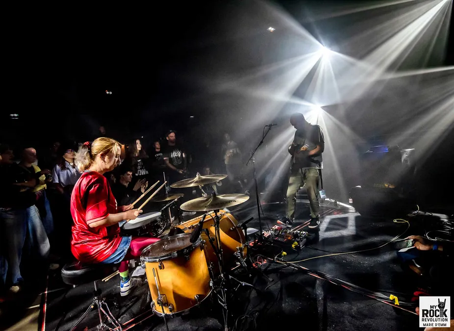 Interaction live entre batteuse et guitariste de Pamplemousse
