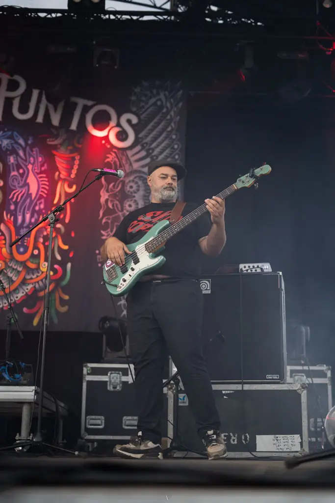 Le bassiste de Los Tres Puntos en live à l’Arsenal Rock Festival 2025 – Beautor