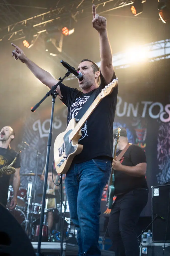 Le chanteur de Los Tres Puntos galvanise le public à Beautor – Arsenal Rock 2025