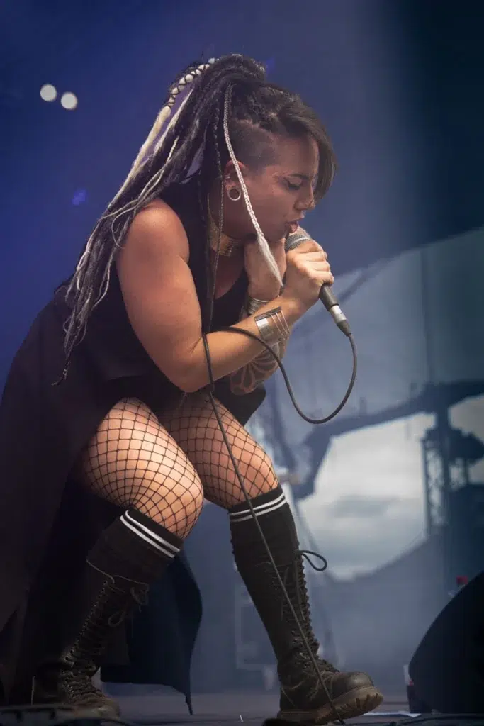 Chanteuse Turn Off, groupe engagé