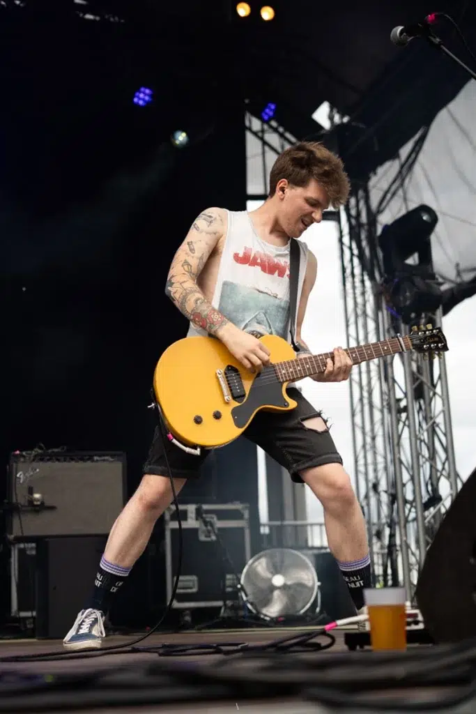 Guitariste du groupe Intenablesur la scène de l'Arsenal Rock Festival 2025 - J1