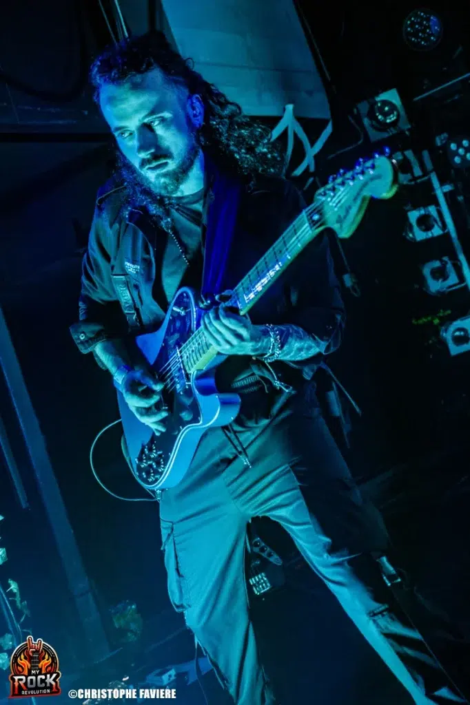 Jeu de nuances et tension musicale pour le guitariste d’Halflives