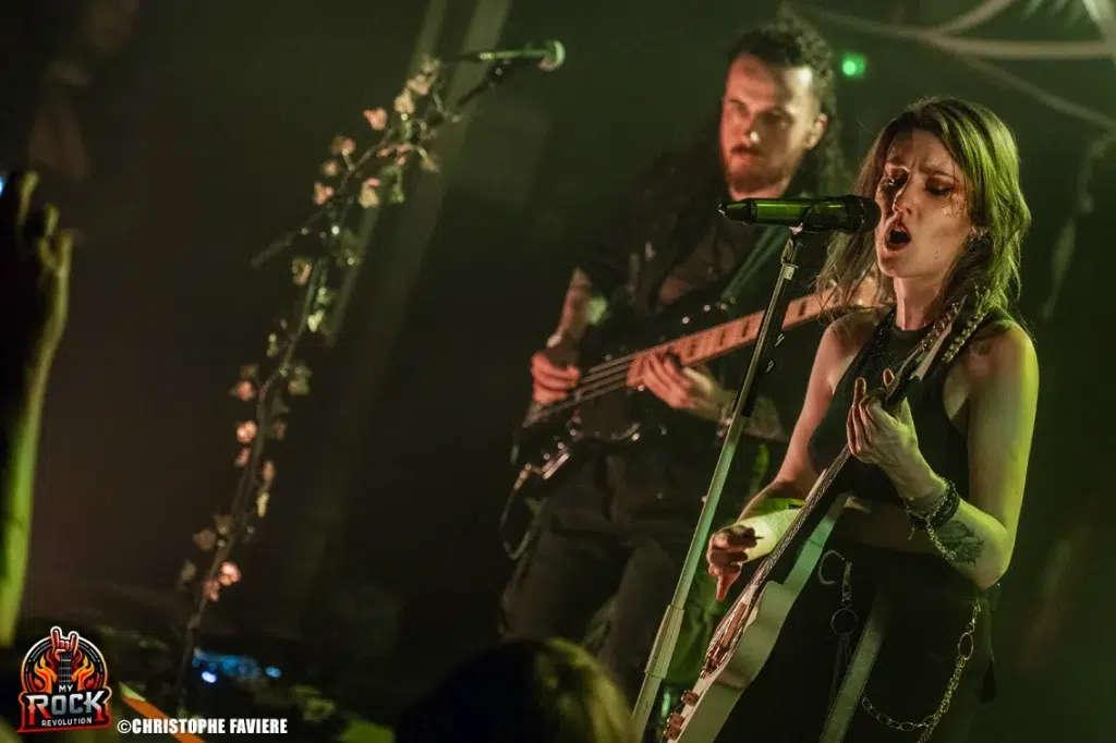 Linda Battilani et le bassiste d’Halflives en duo sur scène à Paris