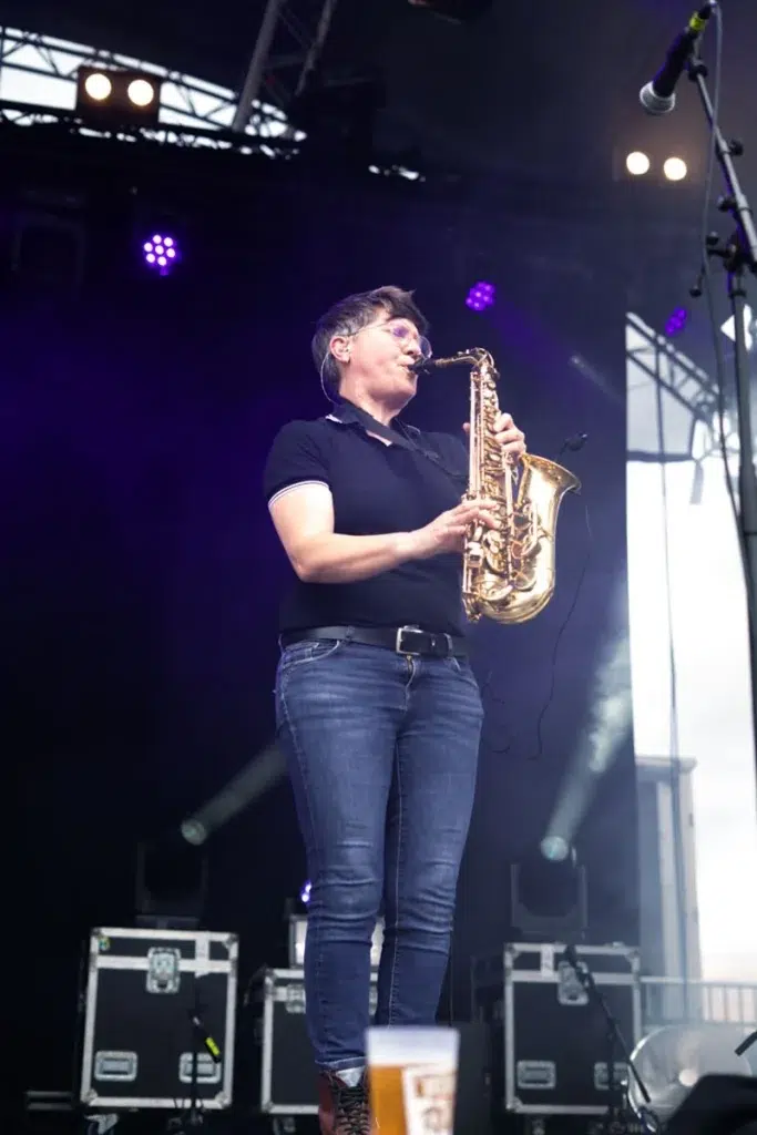 Saxophoniste Turn Off live à l'Arsenal Rock Festival
