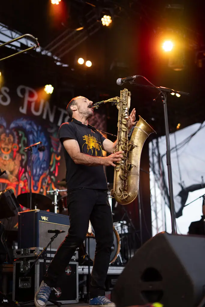Saxophoniste de Los Tres Puntos sur scène à Beautor – Arsenal Rock Festival 2025