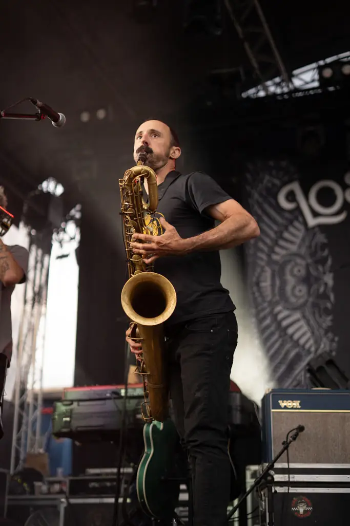 Saxophone baryton _ Los Tres Puntos sur scène – Arsenal Rock Festival 2025