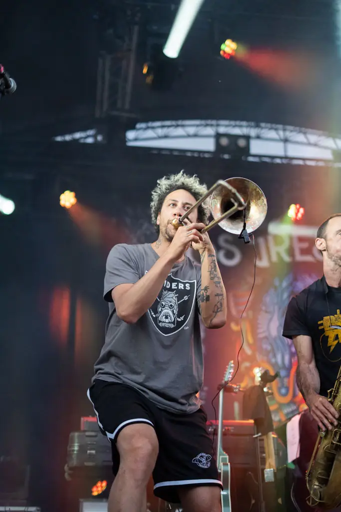 Tromboniste de Los Tres Puntos en action à Beautor – Arsenal Rock Festival 2025