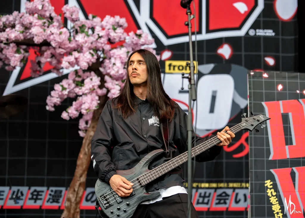 Yoru, bassiste de Rise of the Northstar au Heavy Week-End 2025