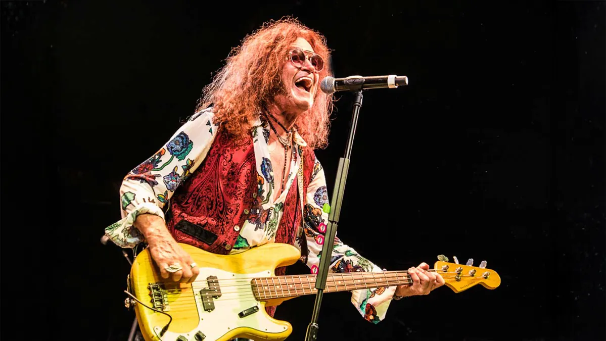 Glenn Hughes en concert, chantant avec sa basse