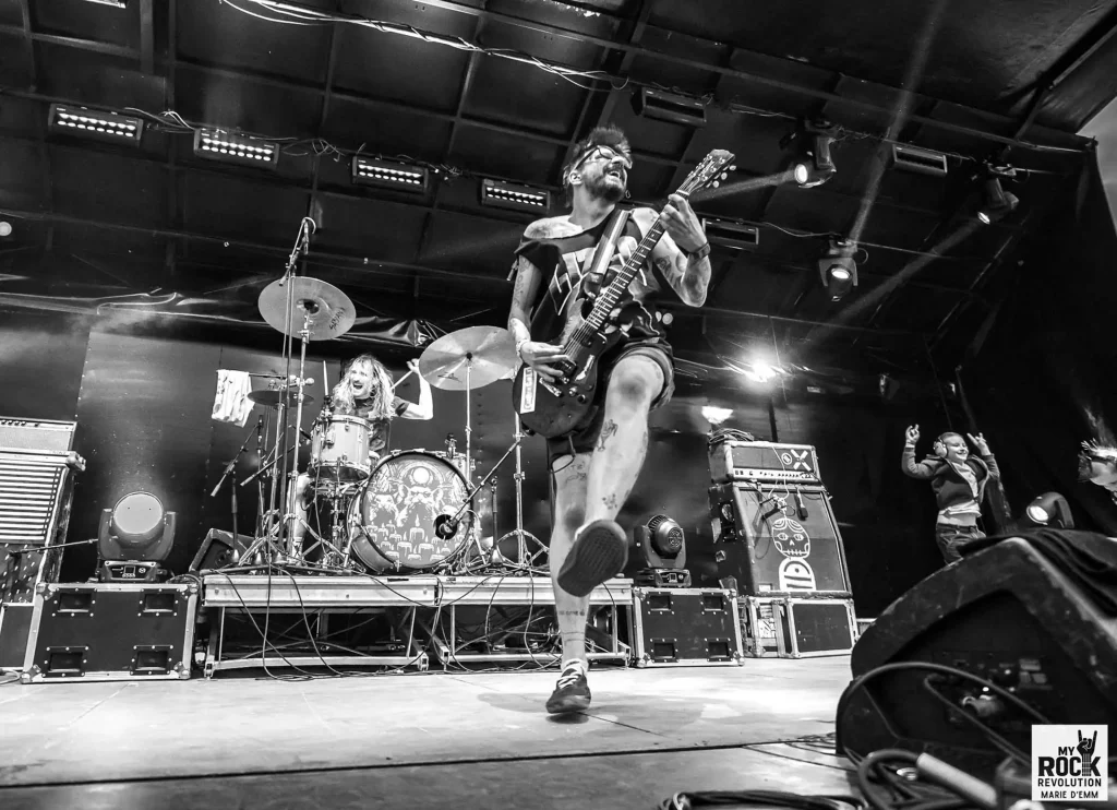 Ambiance punk avec Guérilla Poubelle sur scène