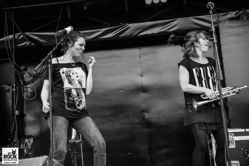 Le groupe Les Allumés du Pouce en pleine performance live à Ardenn Rock 2025