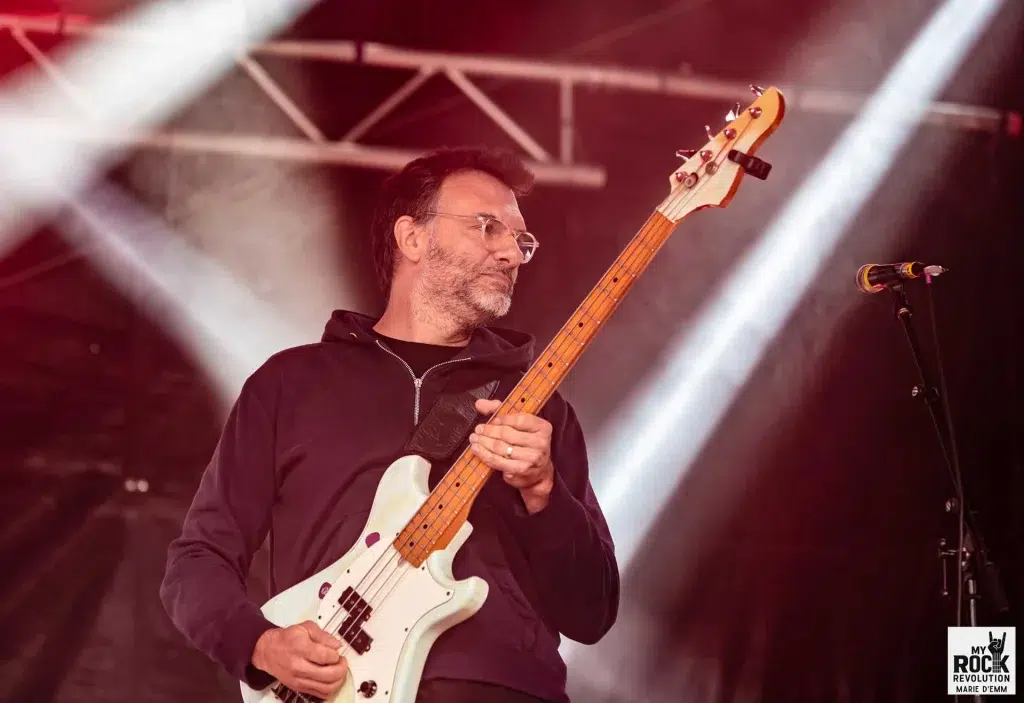 Le bassiste des Garçons Bouchers en action – festival Ardenn’Rock