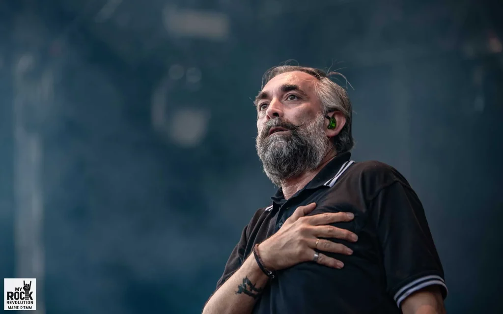 Photo live de Mouss au chant – Mass Hysteria au Heavy Week-End 2025