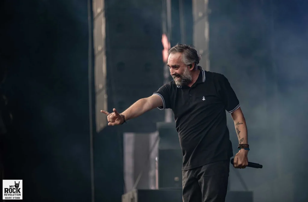 Interaction frontman-public – Mouss de Mass Hysteria au micro