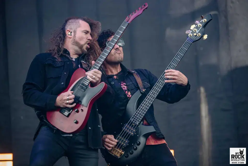 Mark Vollelunga (guitare) et Daniel Oliver (basse) en fusion sur scène – Nothing More au Heavy Week-End 2025