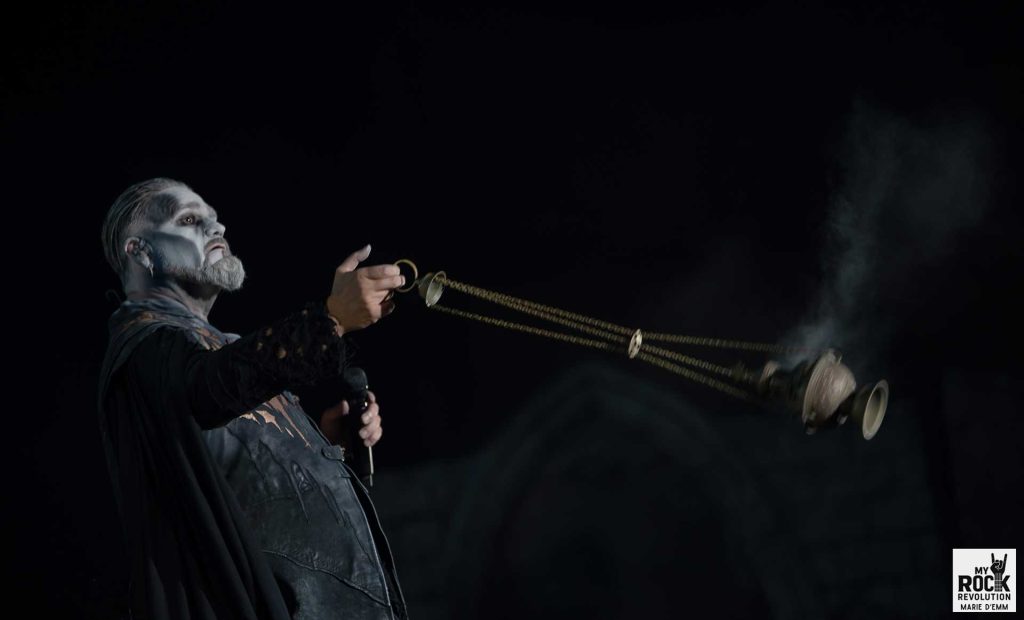 Attila Dorn en pleine incantation scénique