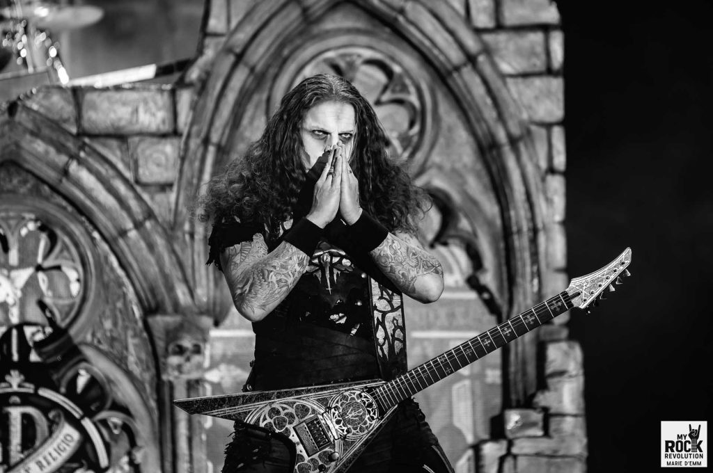 Charles Greywolf dans une posture de prêcheur metal