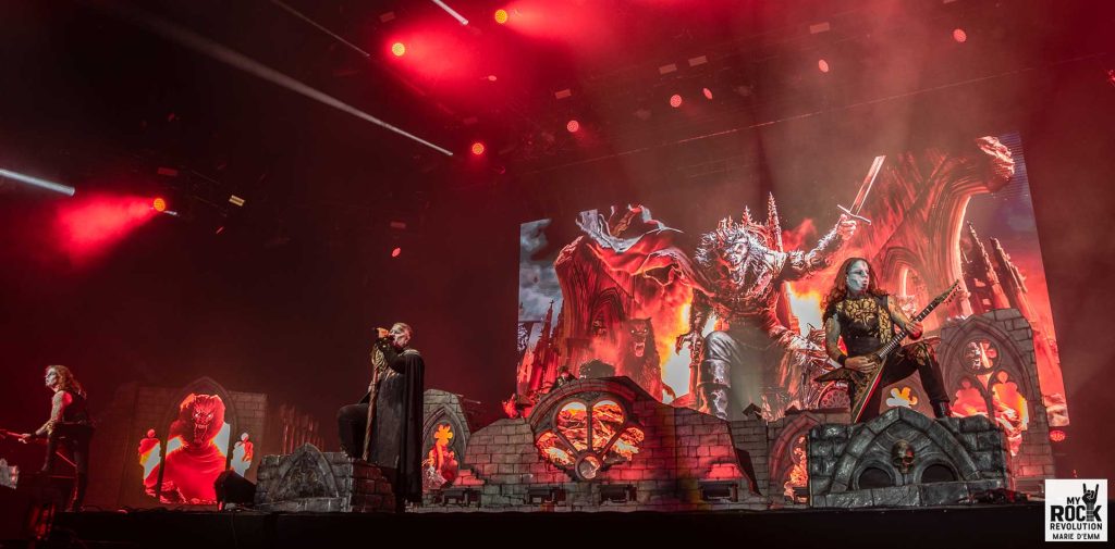 Powerwolf en formation complète – communion avec le public