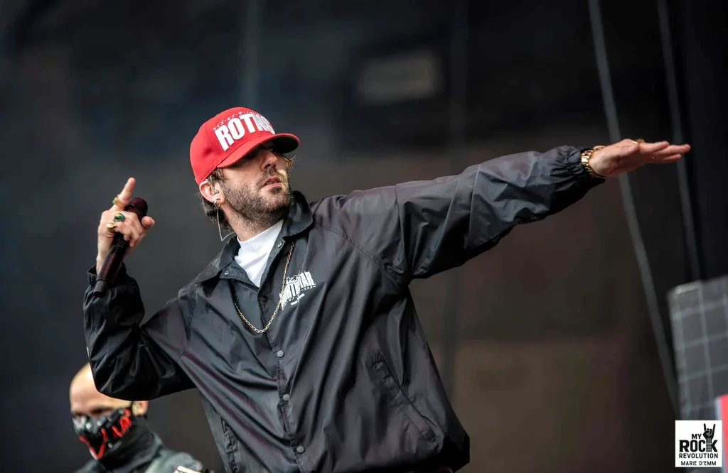 Vithia, le frontman de Rise Of The Northstar, en pleine performance au Heavy Week-End