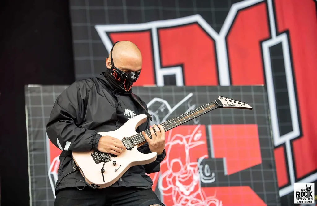 Eva-B, guitariste de Rise of the Northstar au Heavy Week-End 2025