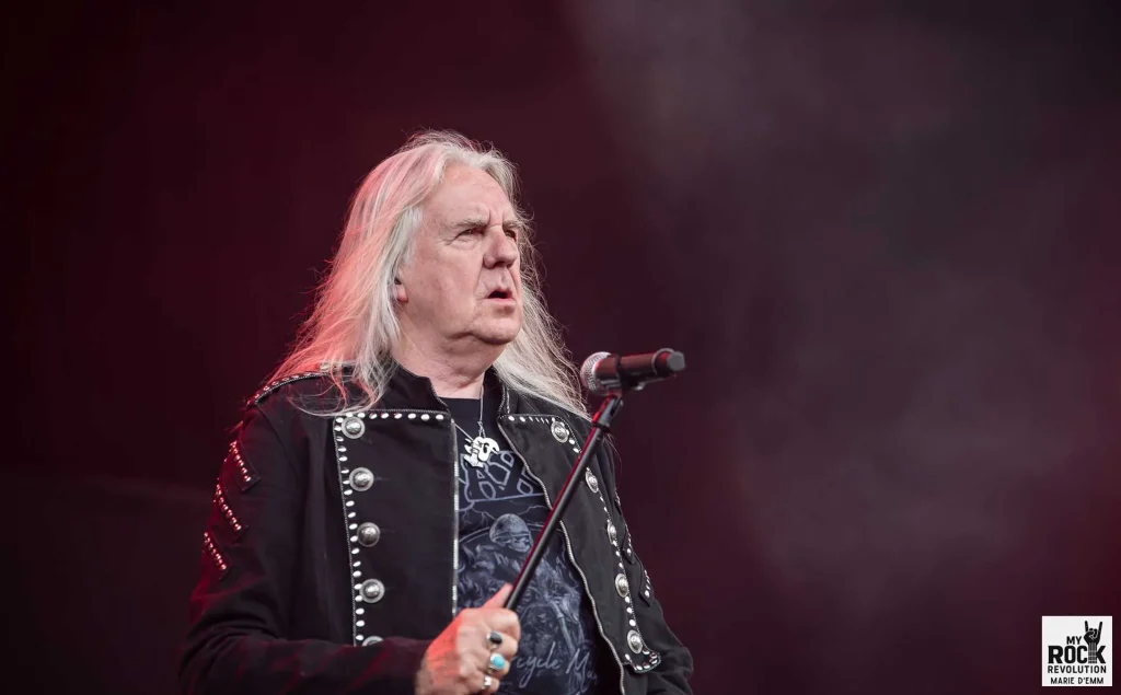 Biff Byford en pleine performance vocale au Heavy Week-End 2025