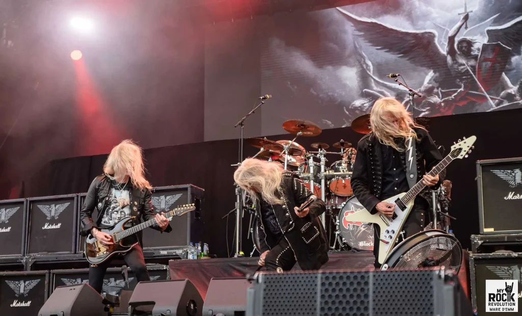Le line-up complet de SAXON en action devant une foule conquise