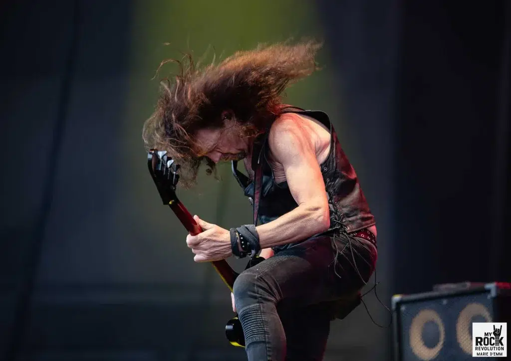 Nibbs Carter headbang sur sa basse avec intensité