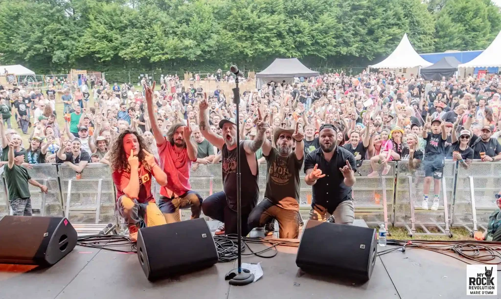 BAGDAD RODEO – Photo finale avec le public à Ardenn Rock 2025