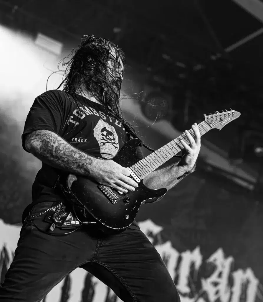 Fit For An Autopsy - guitare - black & white - Hellfest 2025