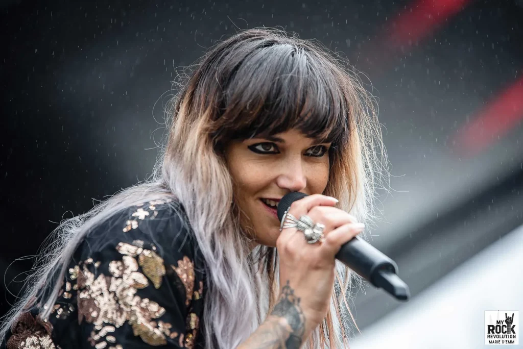 Jewly face au public, performance Ardenn-Rock