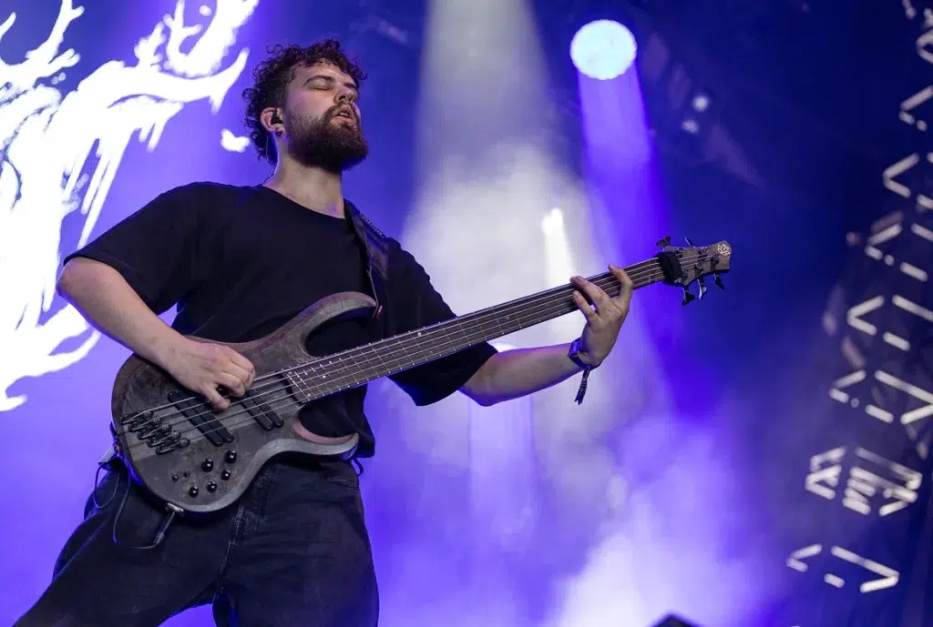 Mental-Cruelty-bassiste-scene-Hellfest 2025