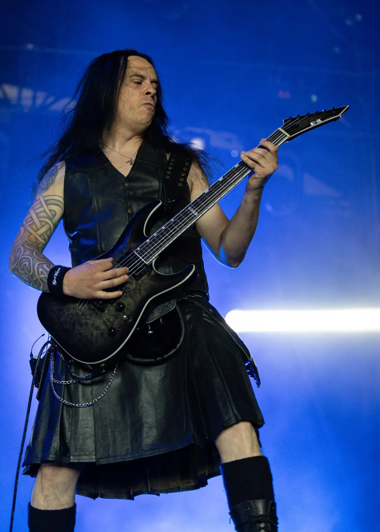 Skiltron-guitariste en kilt