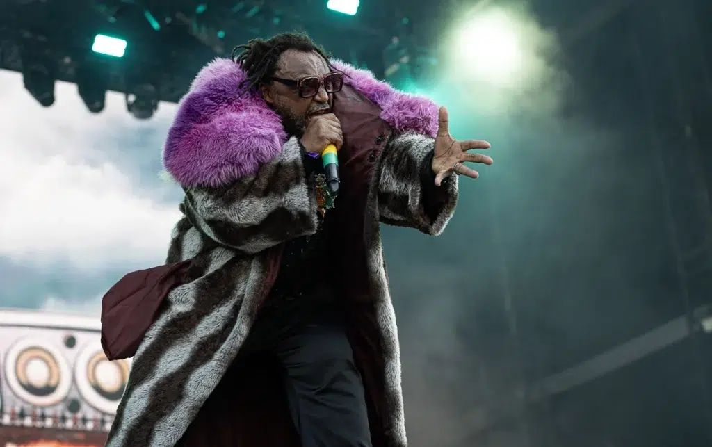 Skindred _ Benji avec son manteau de fourrure Hellfest 2025