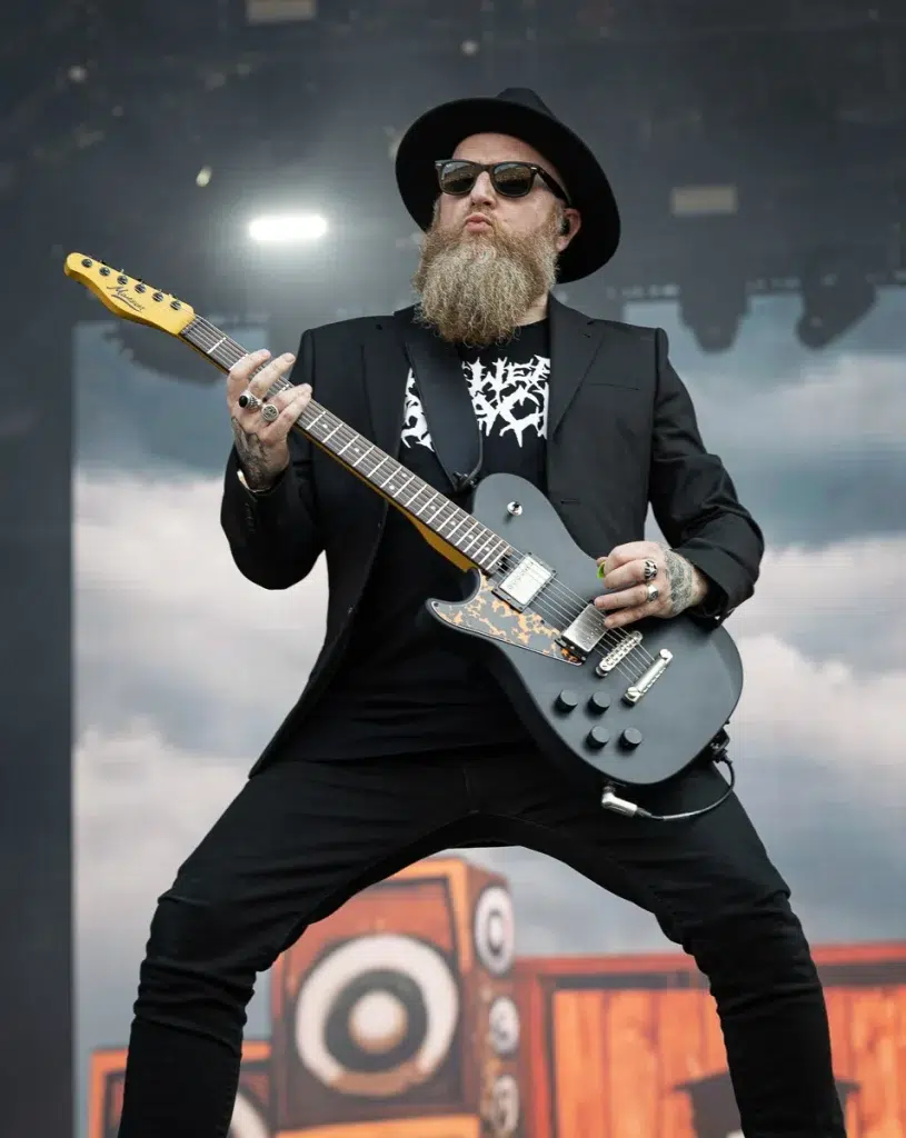 Michael Fry (a.k.a. Mikey Demus) – guitare - Skindred