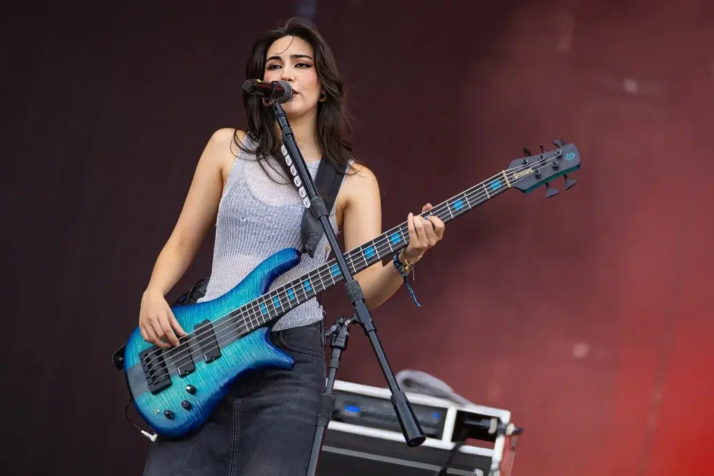 Alejandra « Ale » Villarreal Vélez, basse et choeurs Hellfest 2025.
