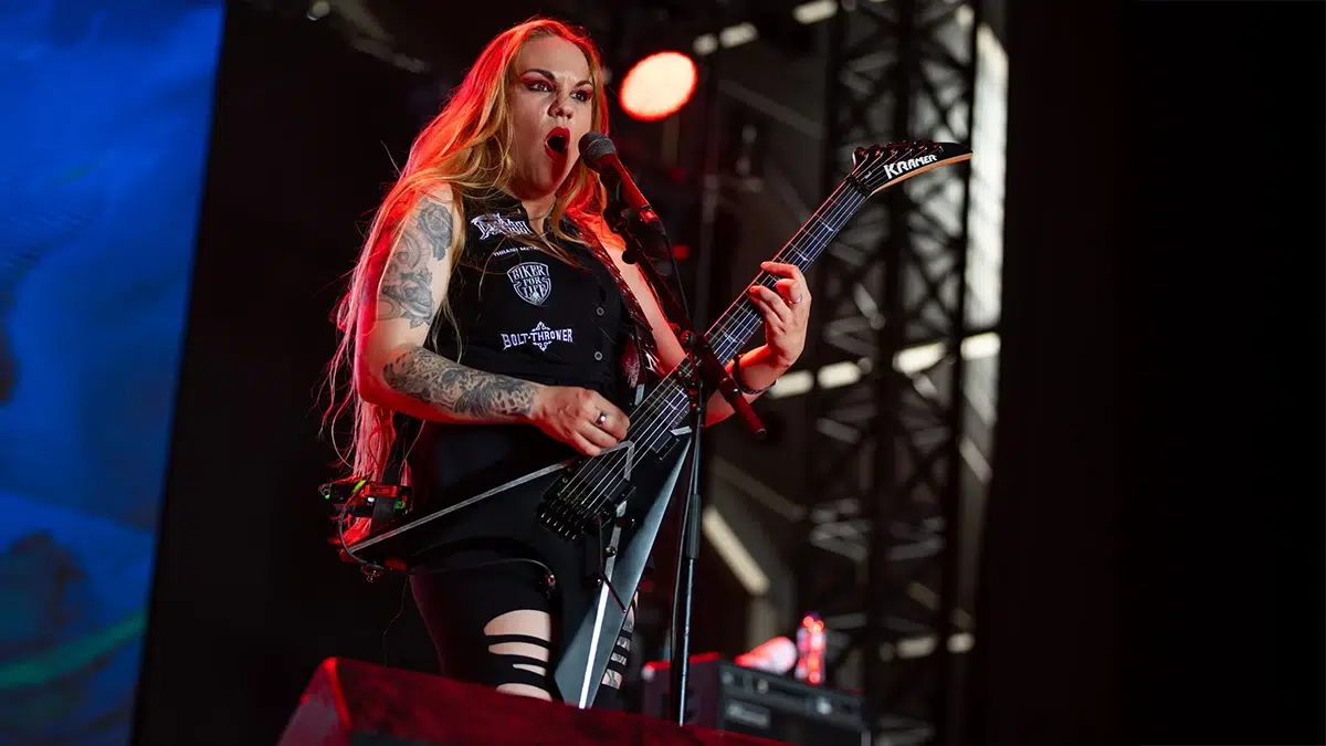Prika Amaral _ Nervosa _guitare chant _ Hellfest 2025
