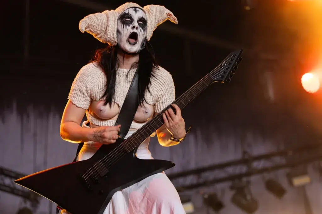 Nikoline Spjelkavik de Witch Club Satan sur la scène du Hellfest 2025