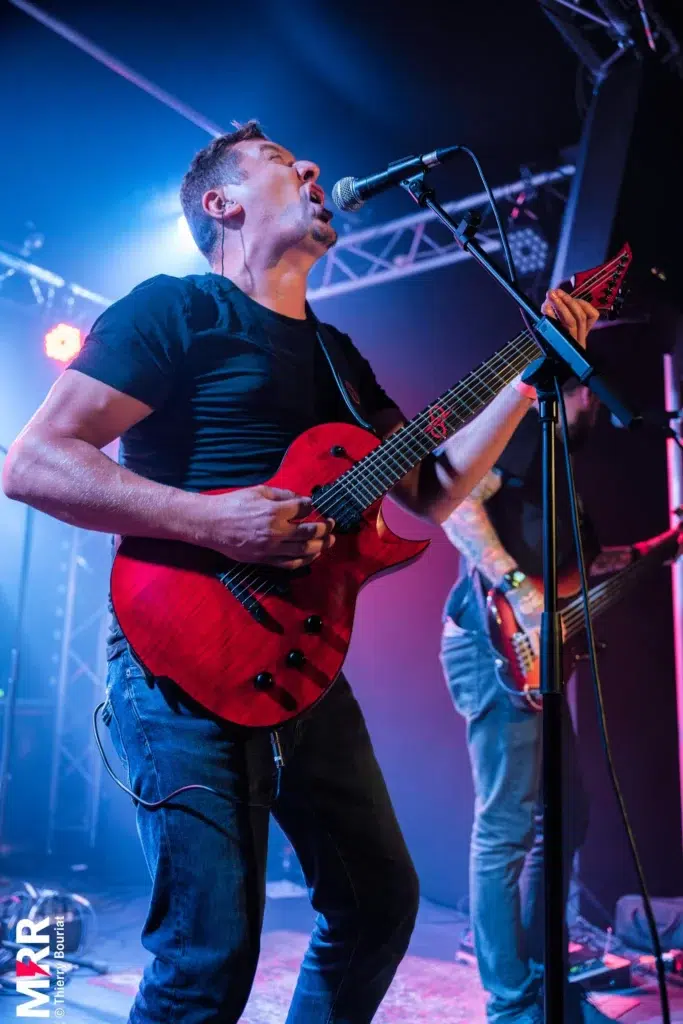 Guitariste chanteur de Explicit Silence en concert à l’inauguration de la nouvelle scène du Salem 2025