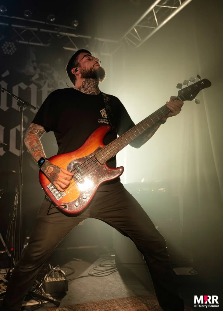 Bassiste de Explicit Silence en live au Salem 2025