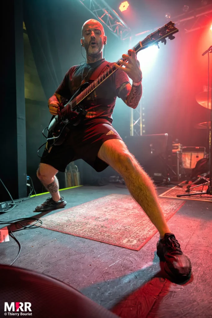 Guitariste de Explicit Silence en concert à l’inauguration de la nouvelle scène du Salem 2025